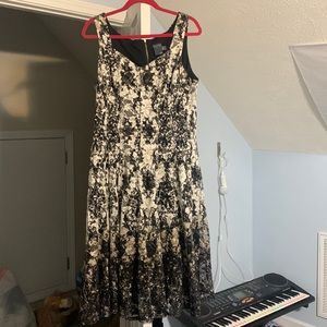 Lace sleeveless dress with zipper back